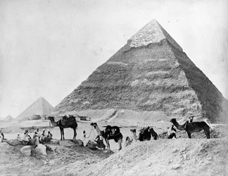 Eine Karawane von Kamelen vor den Pyramiden von Gizeh, späte 1870er Jahre